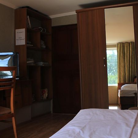بيشكيك Holiday Hostel House المظهر الخارجي الصورة